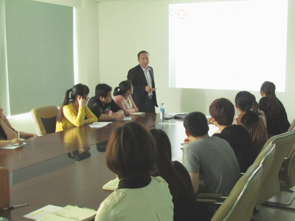 2013年4月24日，正睿老師對佳樂公司進(jìn)行倉儲管理的培訓(xùn)